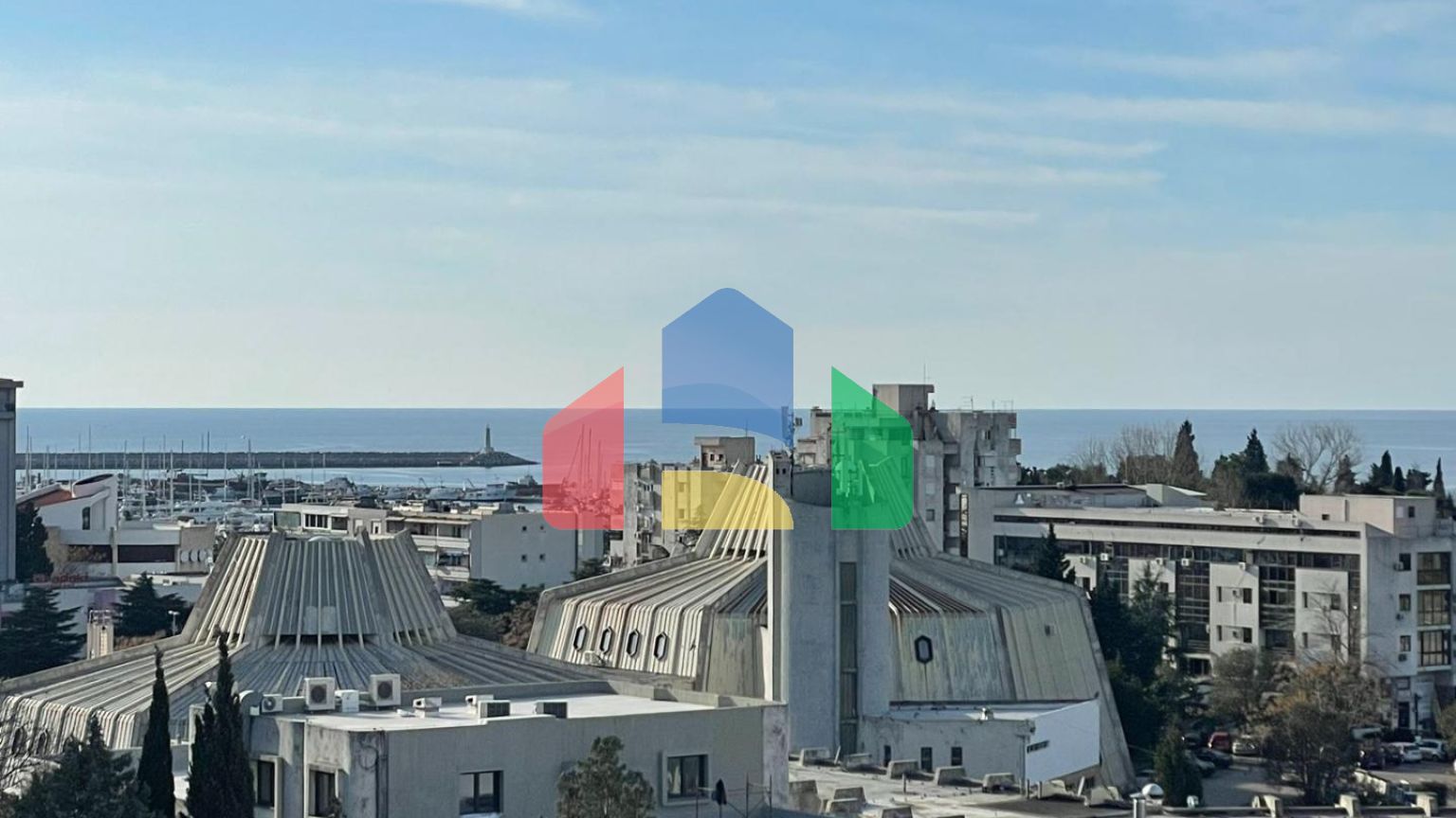 Квартира с 2 спальнями в доме, где Office Shoes.