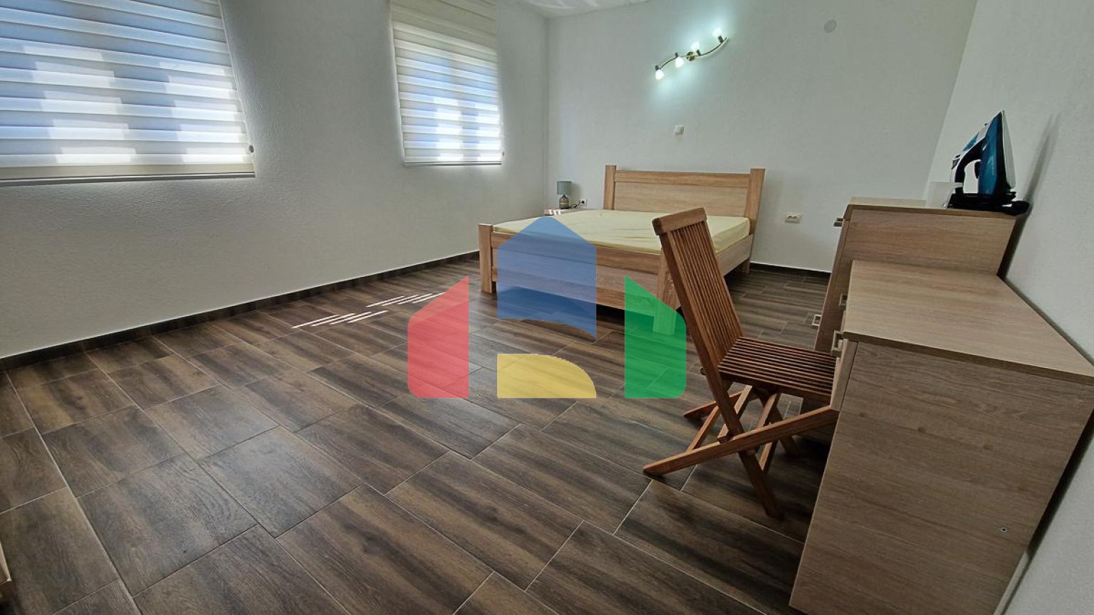 Трехэтажный дом с потрясающим видом в городе Бар.