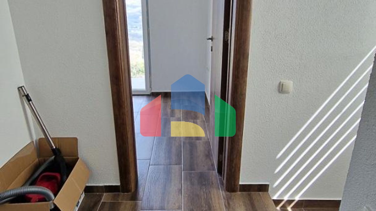 Трехэтажный дом с потрясающим видом в городе Бар.