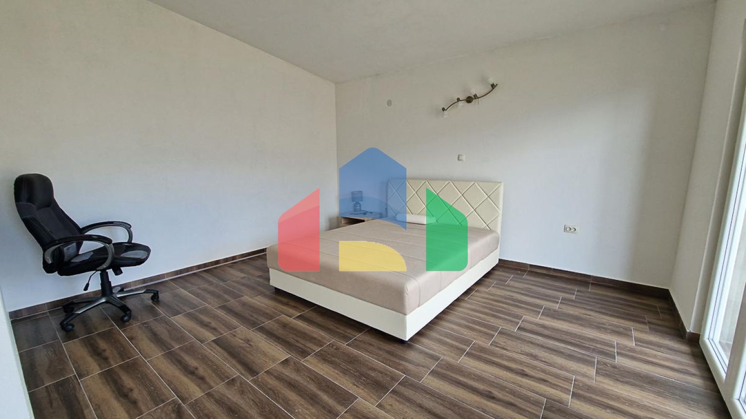 Трехэтажный дом с потрясающим видом в городе Бар.