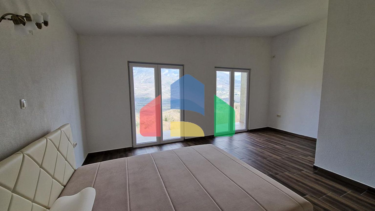 Трехэтажный дом с потрясающим видом в городе Бар.