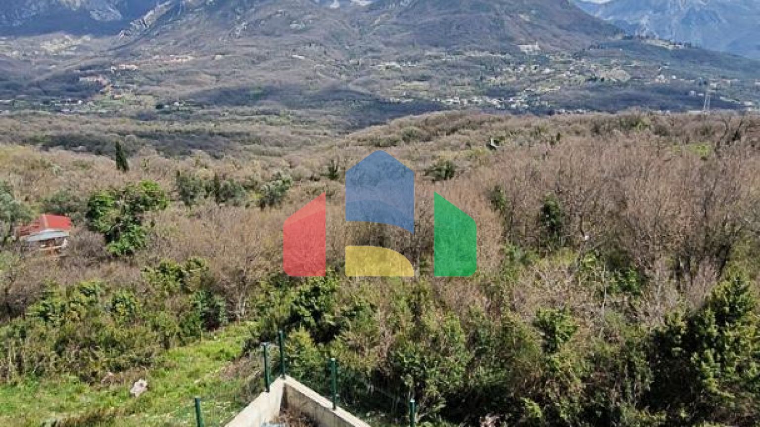 Трехэтажный дом с потрясающим видом в городе Бар.