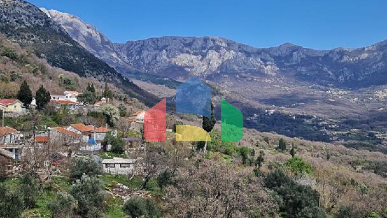 Трехэтажный дом с потрясающим видом в городе Бар.