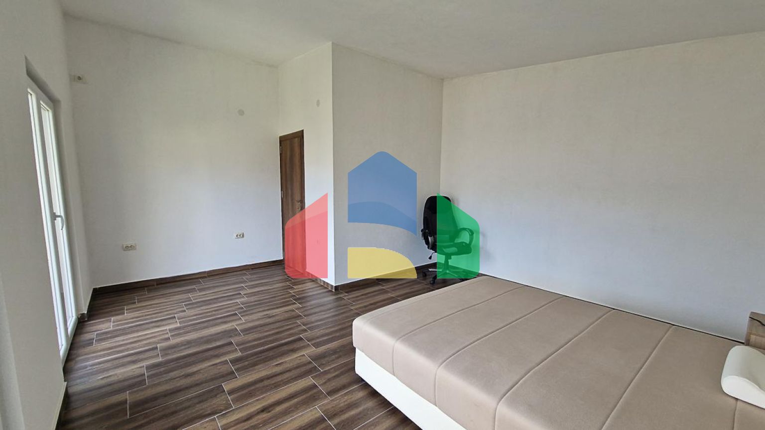 Трехэтажный дом с потрясающим видом в городе Бар.