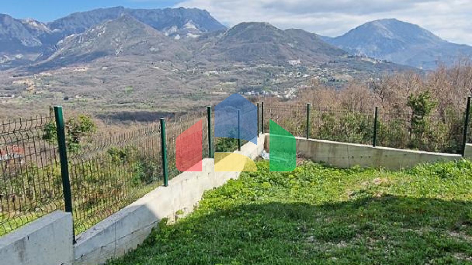 Трехэтажный дом с потрясающим видом в городе Бар.