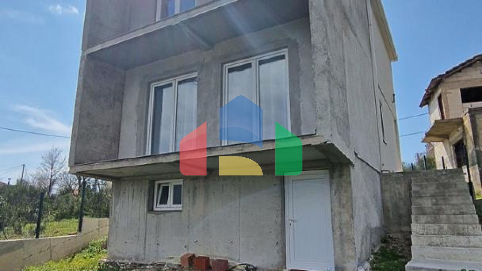 Трехэтажный дом с потрясающим видом в городе Бар.