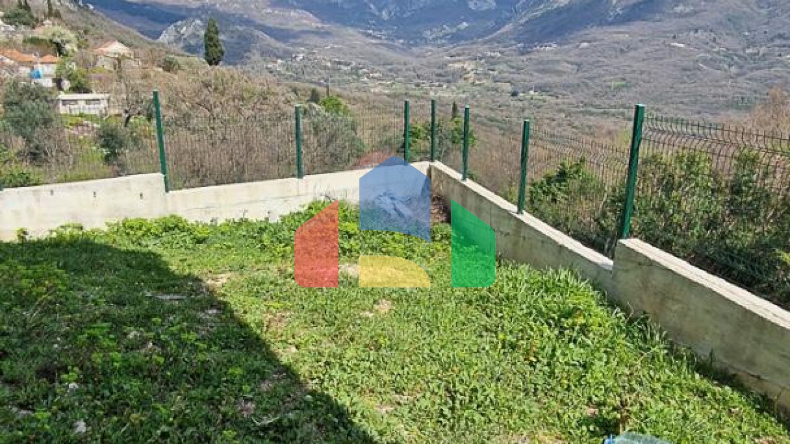 Трехэтажный дом с потрясающим видом в городе Бар.