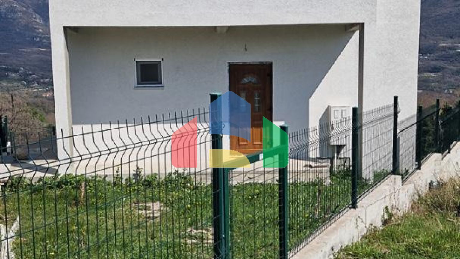 Трехэтажный дом с потрясающим видом в городе Бар.