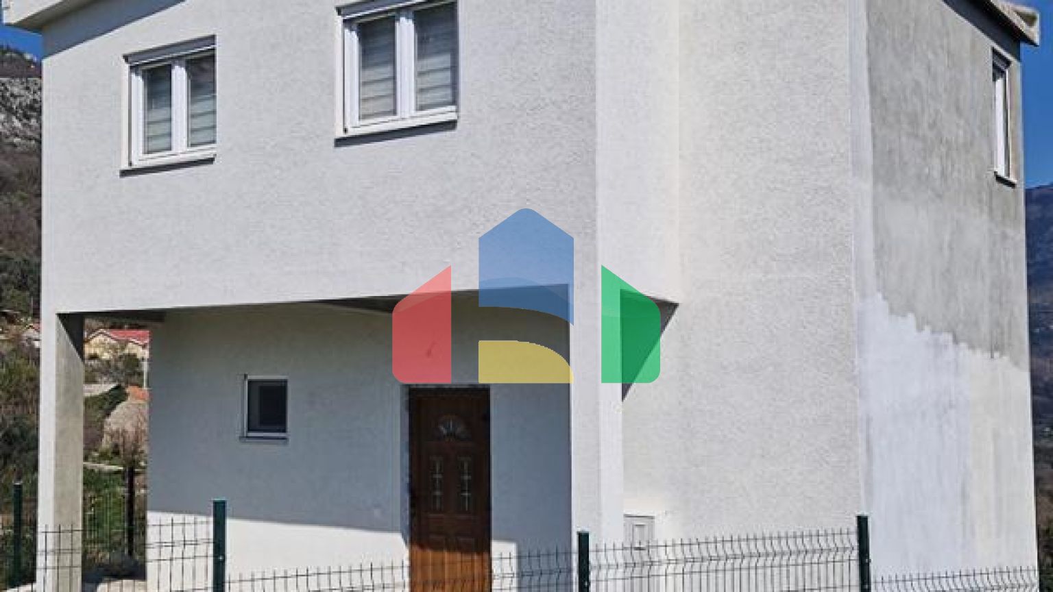 Трехэтажный дом с потрясающим видом в городе Бар.