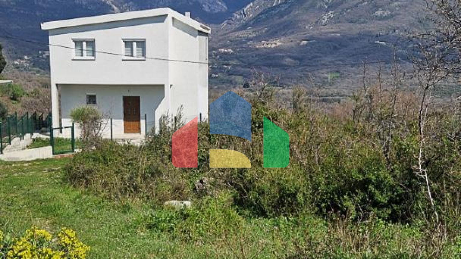 Трехэтажный дом с потрясающим видом в городе Бар.