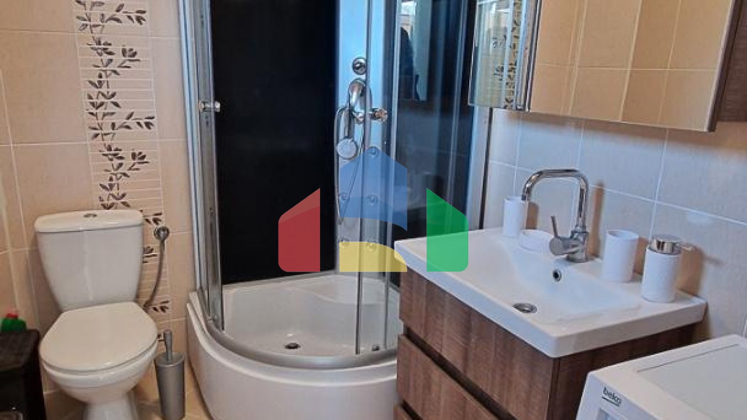 Трехэтажный дом с потрясающим видом в городе Бар.