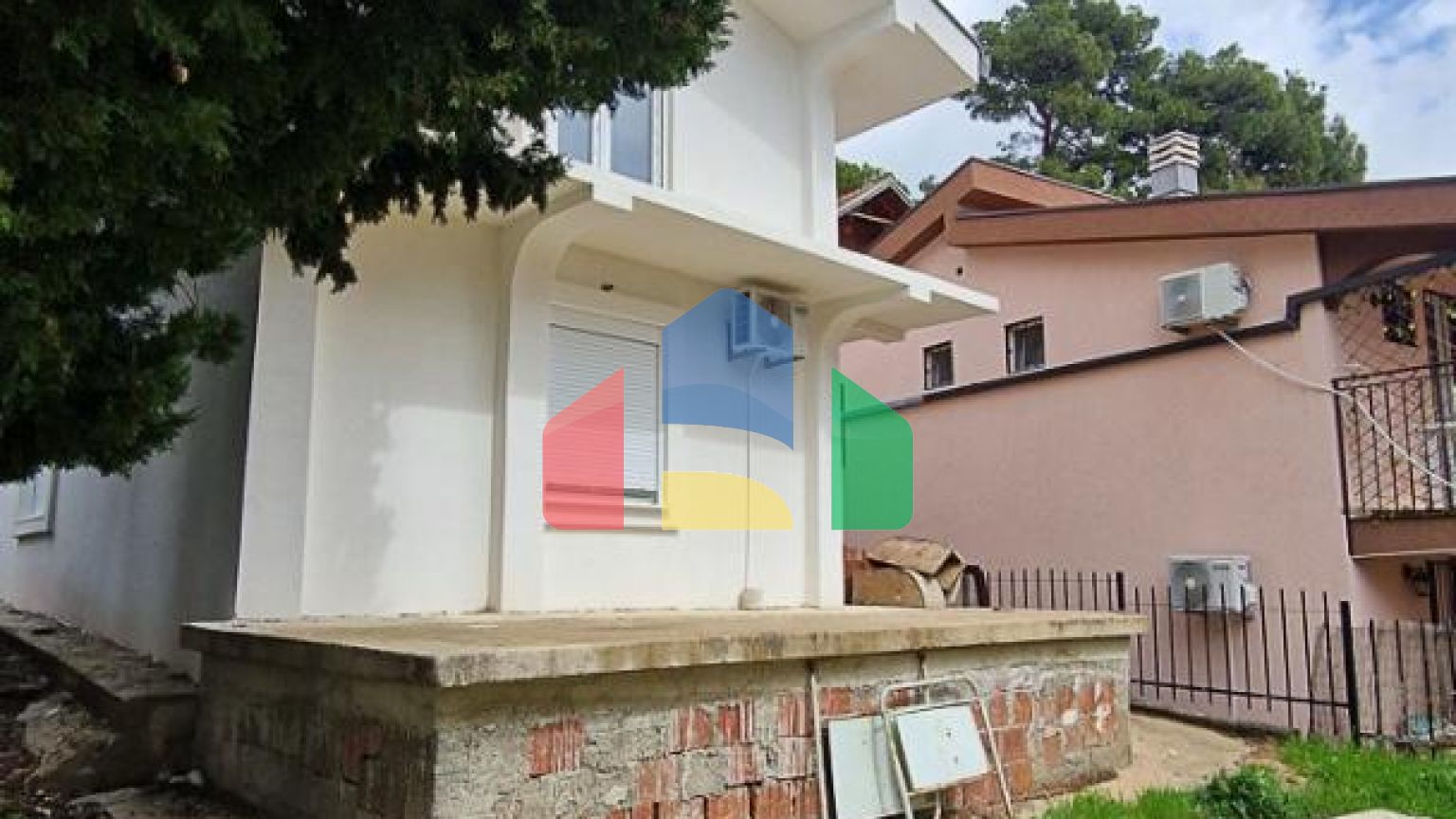 Новый двухэтажный дом в Зеленом Поясе, Бар