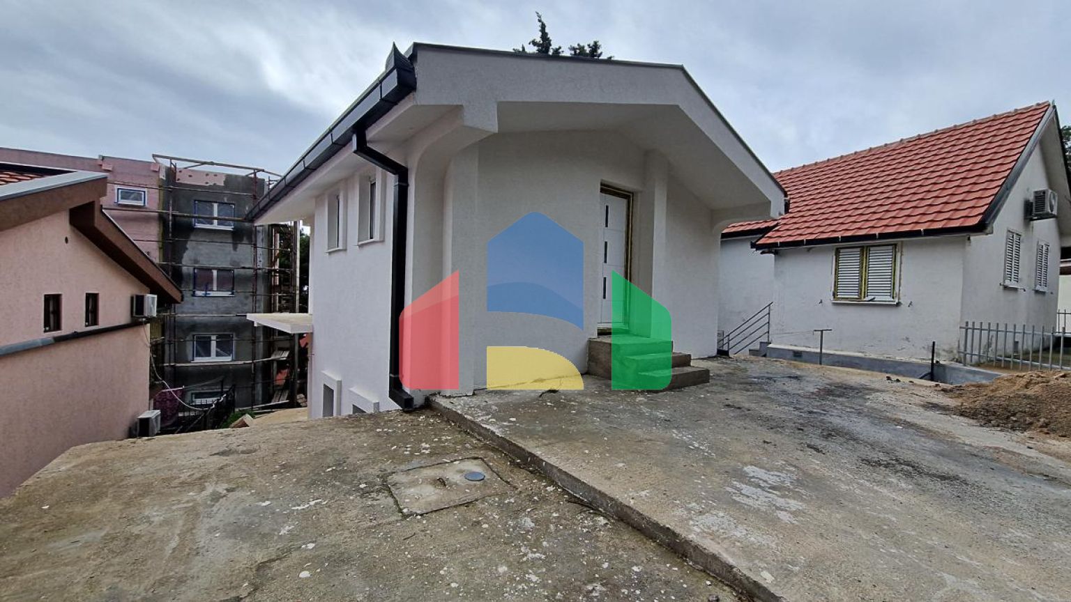 Новый двухэтажный дом в Зеленом Поясе, Бар