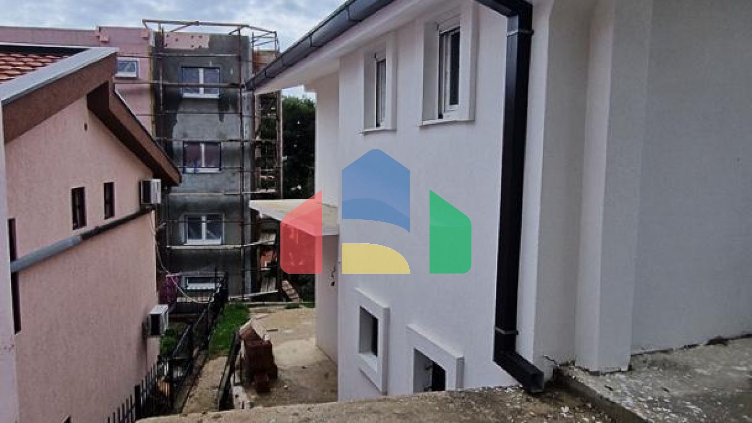 Новый двухэтажный дом в Зеленом Поясе, Бар