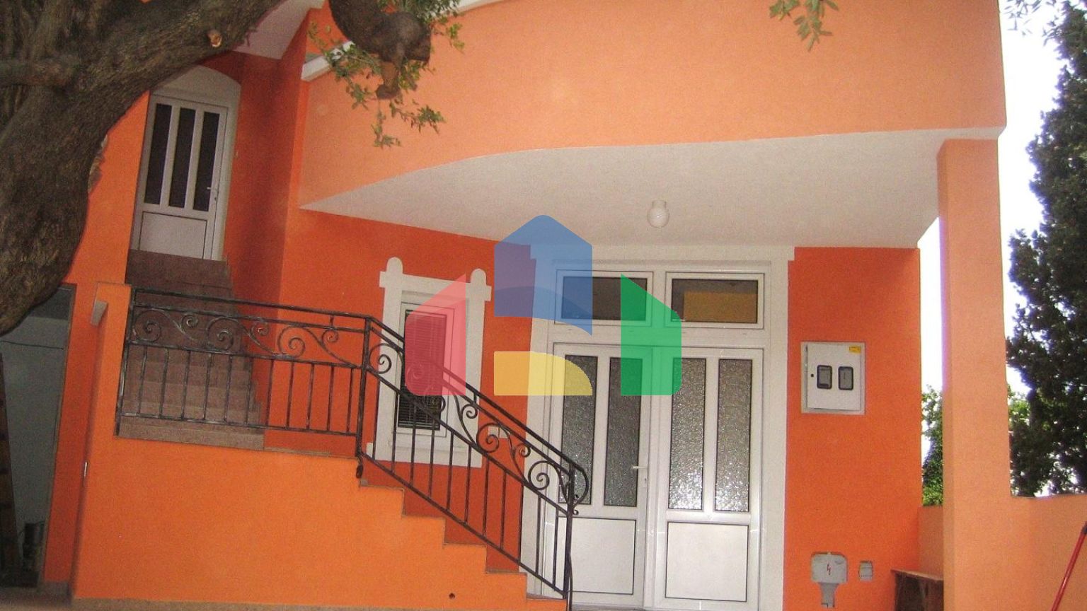 Трехэтажный дом с апартаментами в Шушани,Бар