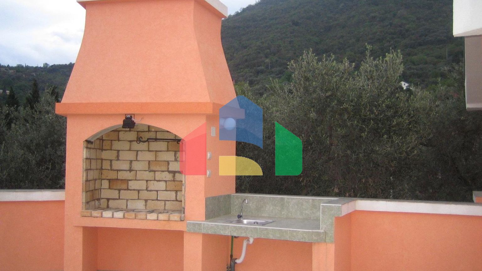 Трехэтажный дом с апартаментами в Шушани,Бар