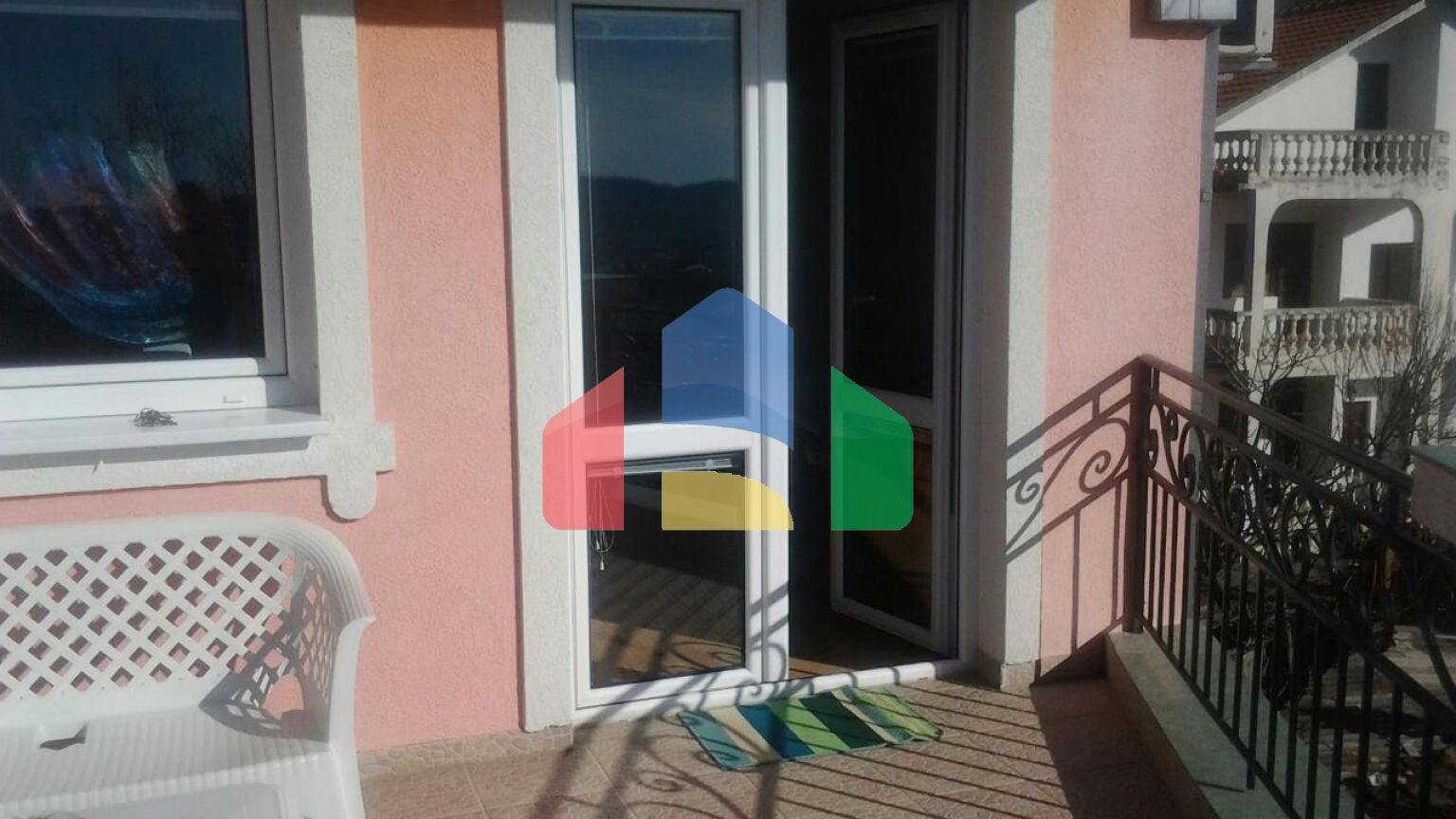 Трехэтажный дом с апартаментами в Шушани,Бар