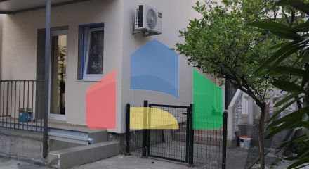 Часть дома с тремя квартирами рядом с морем в Баре