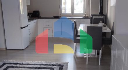 Часть дома с тремя квартирами рядом с морем в Баре