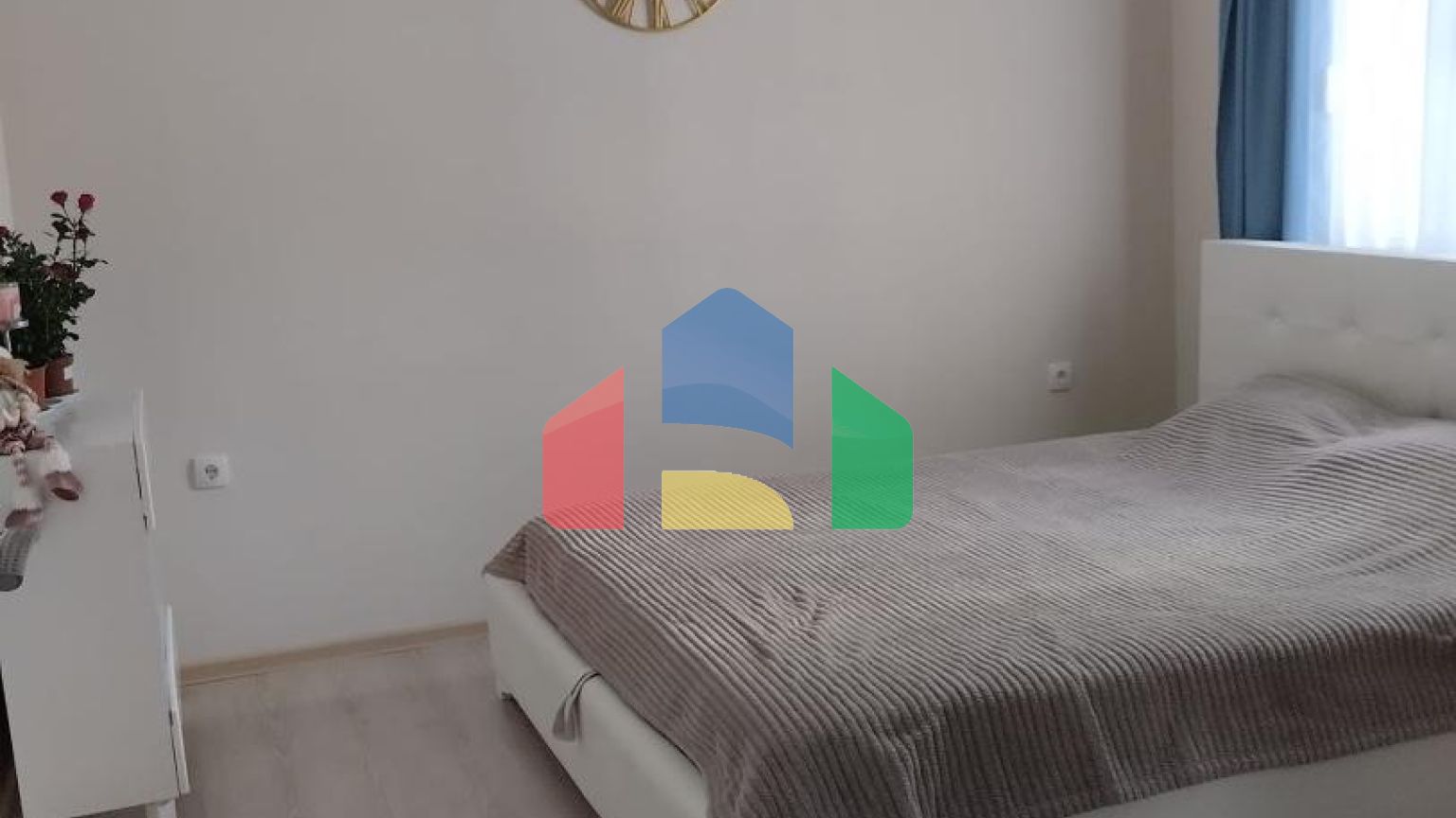 Часть дома с тремя квартирами рядом с морем в Баре