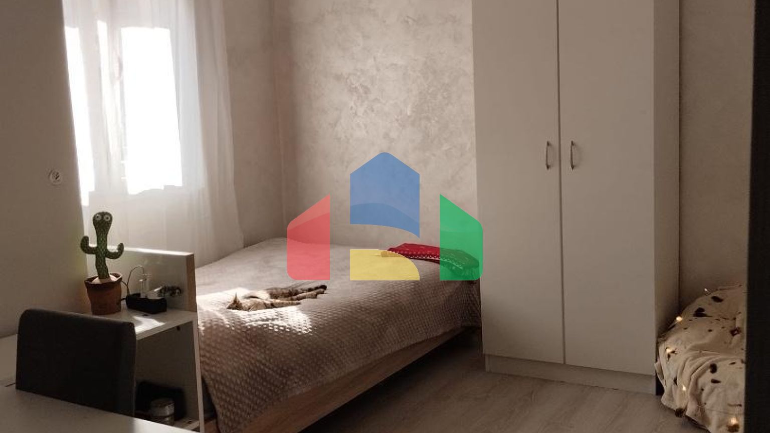 Часть дома с тремя квартирами рядом с морем в Баре