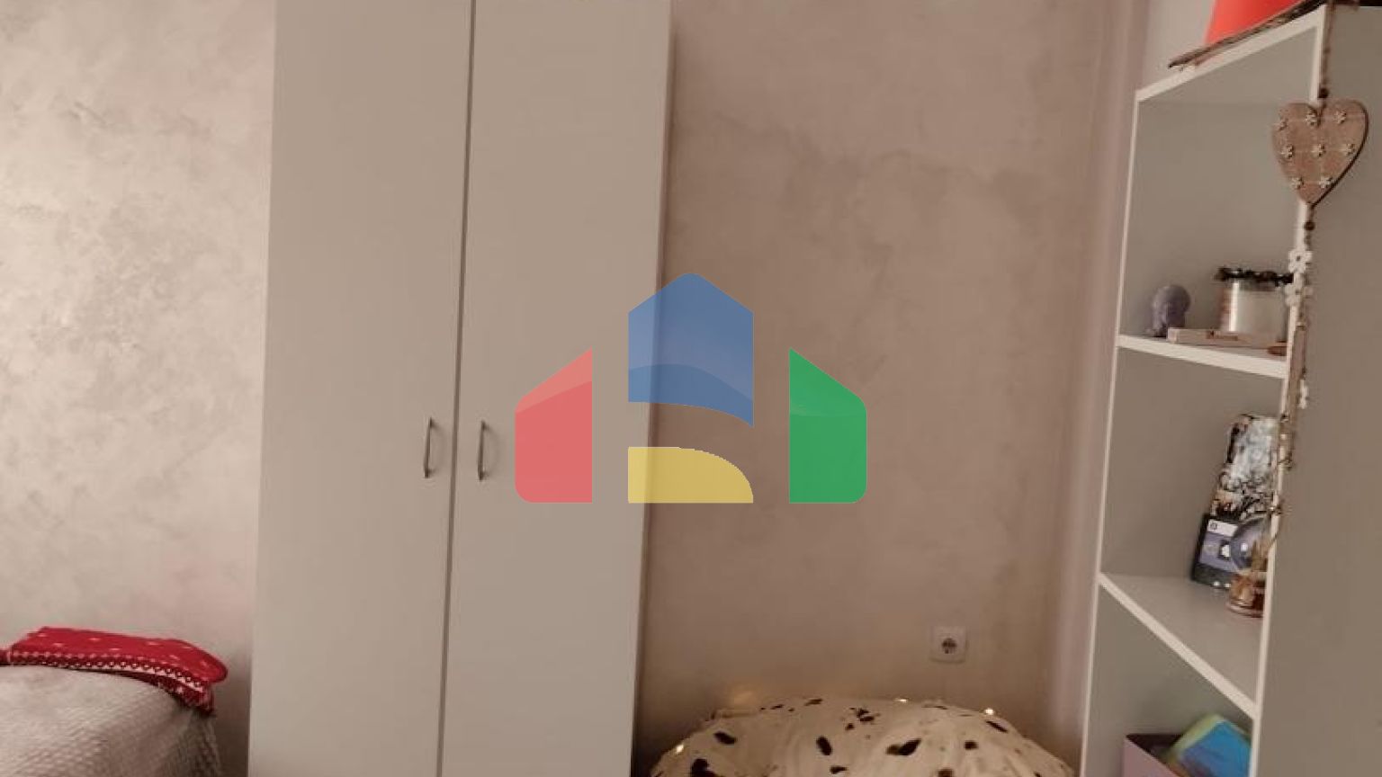 Часть дома с тремя квартирами рядом с морем в Баре