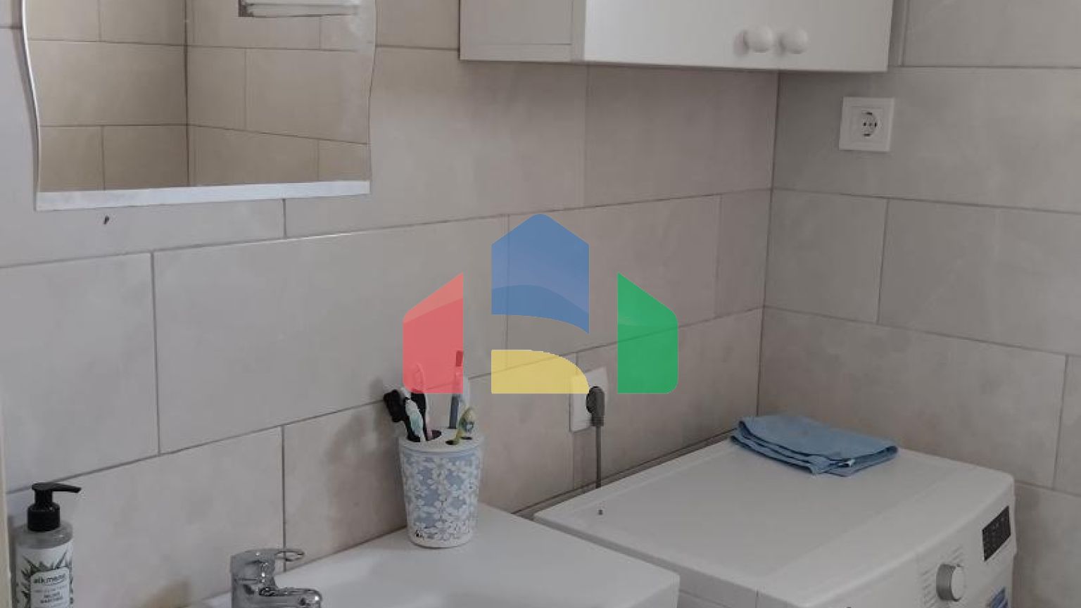 Часть дома с тремя квартирами рядом с морем в Баре