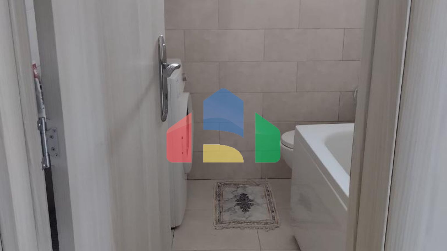 Часть дома с тремя квартирами рядом с морем в Баре