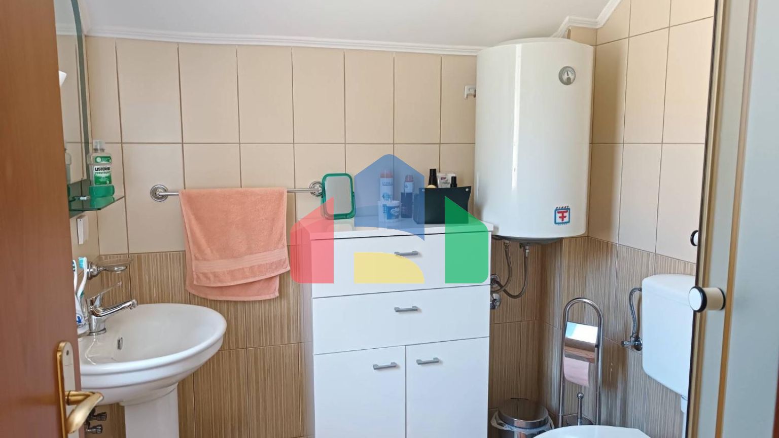 Таунхаус в комплексе с бассейном в живописном месте Зупцы в городе Бар.