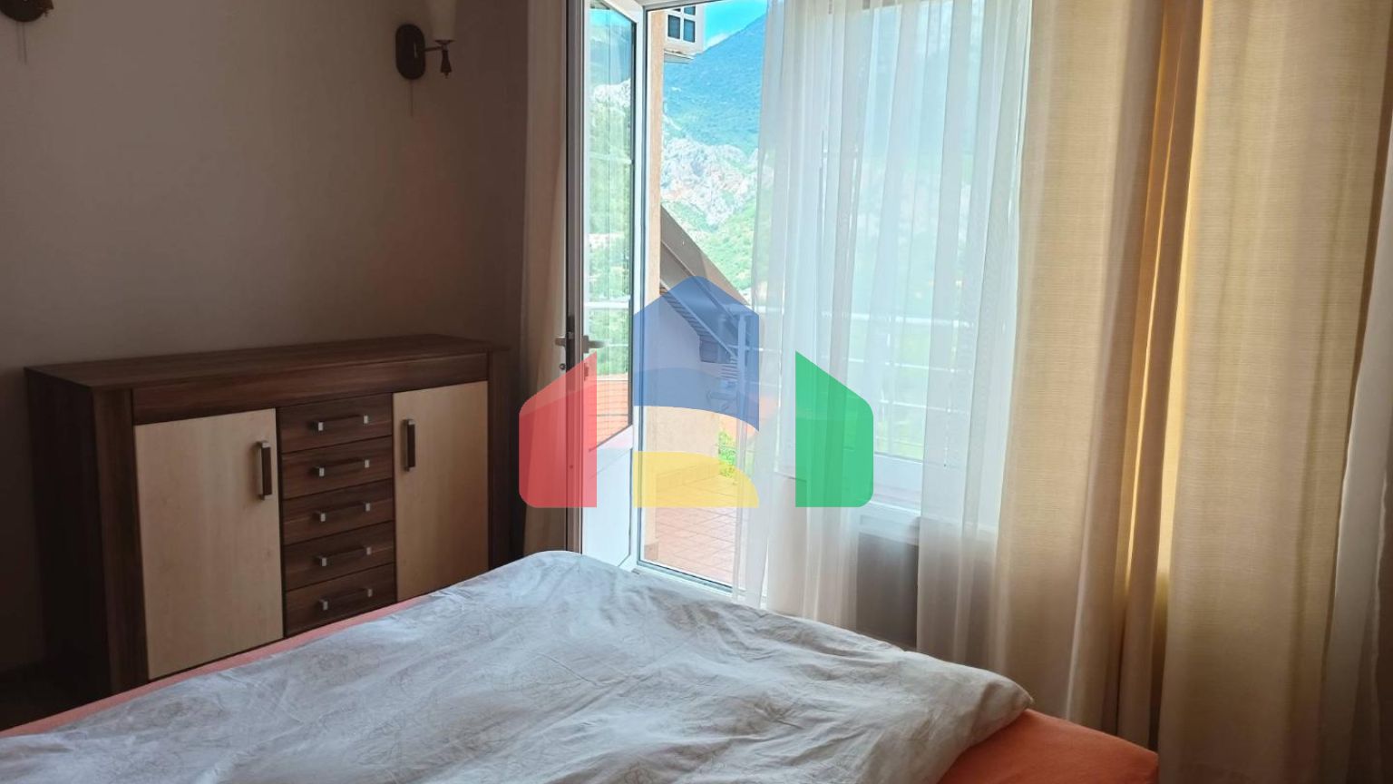 Таунхаус в комплексе с бассейном в живописном месте Зупцы в городе Бар.