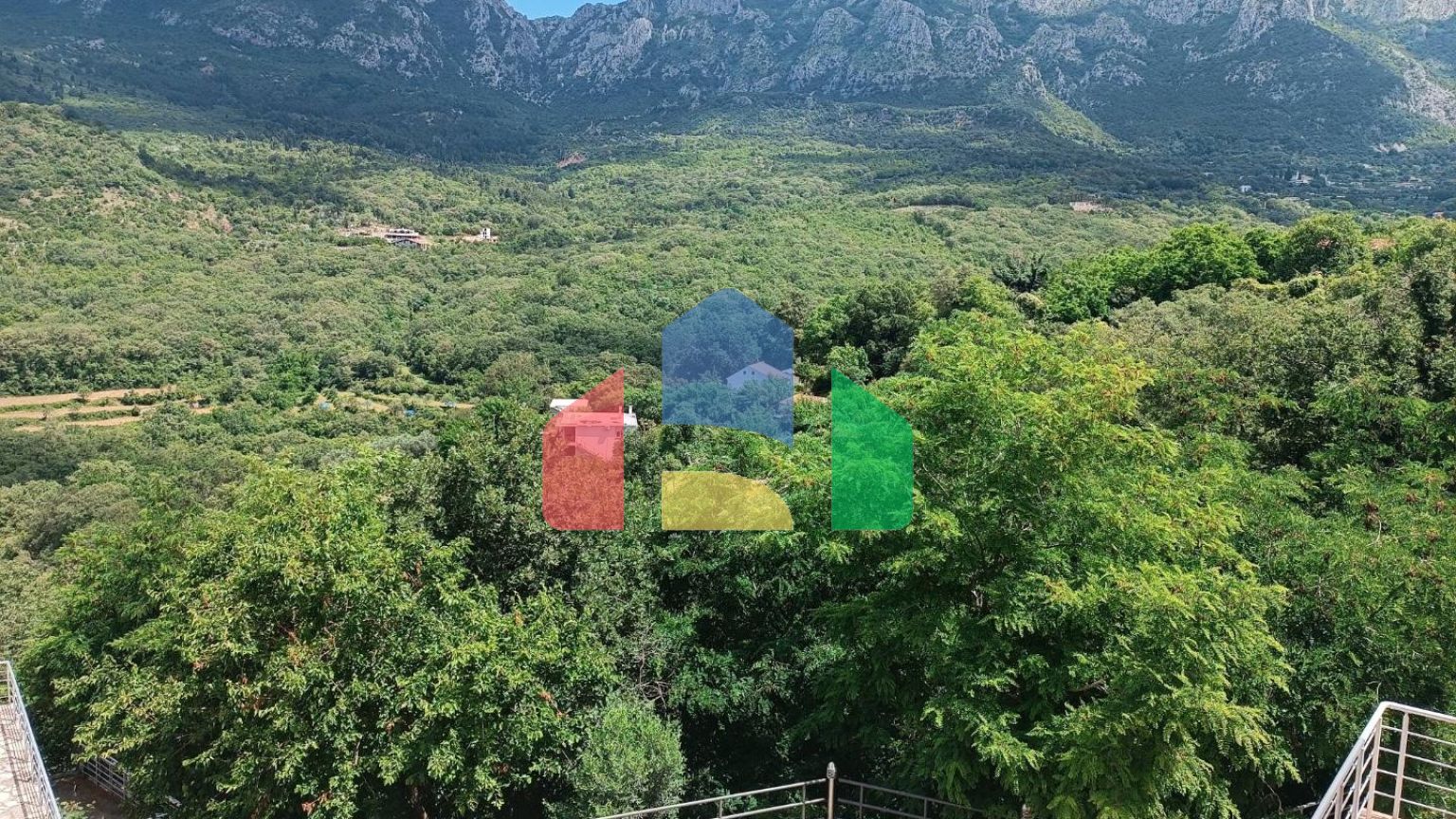 Таунхаус в комплексе с бассейном в живописном месте Зупцы в городе Бар.