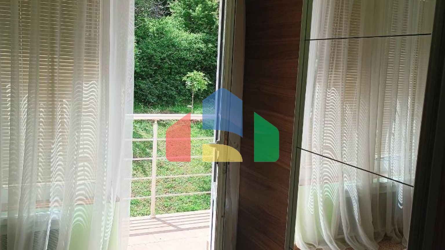 Таунхаус в комплексе с бассейном в живописном месте Зупцы в городе Бар.