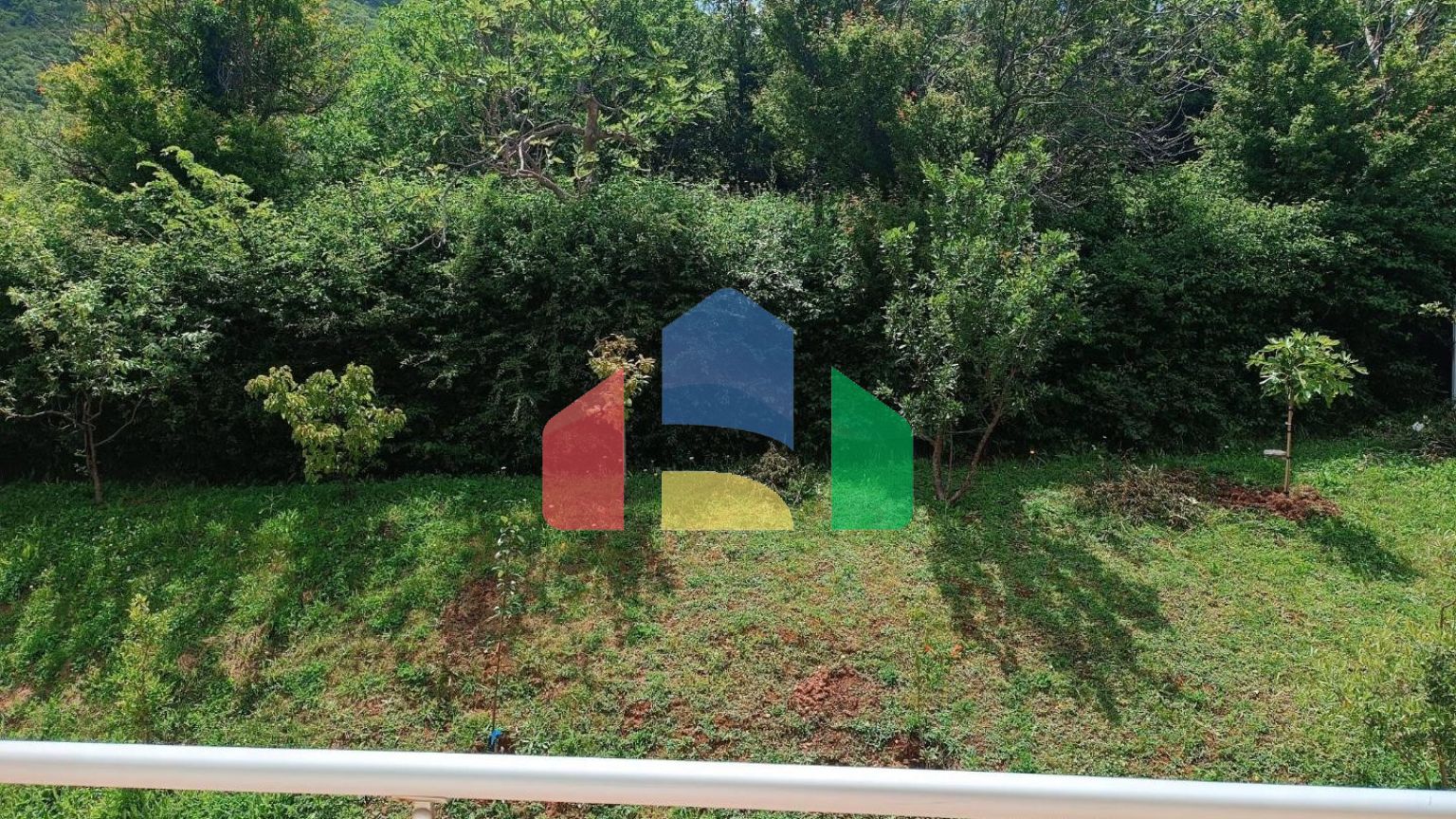 Таунхаус в комплексе с бассейном в живописном месте Зупцы в городе Бар.