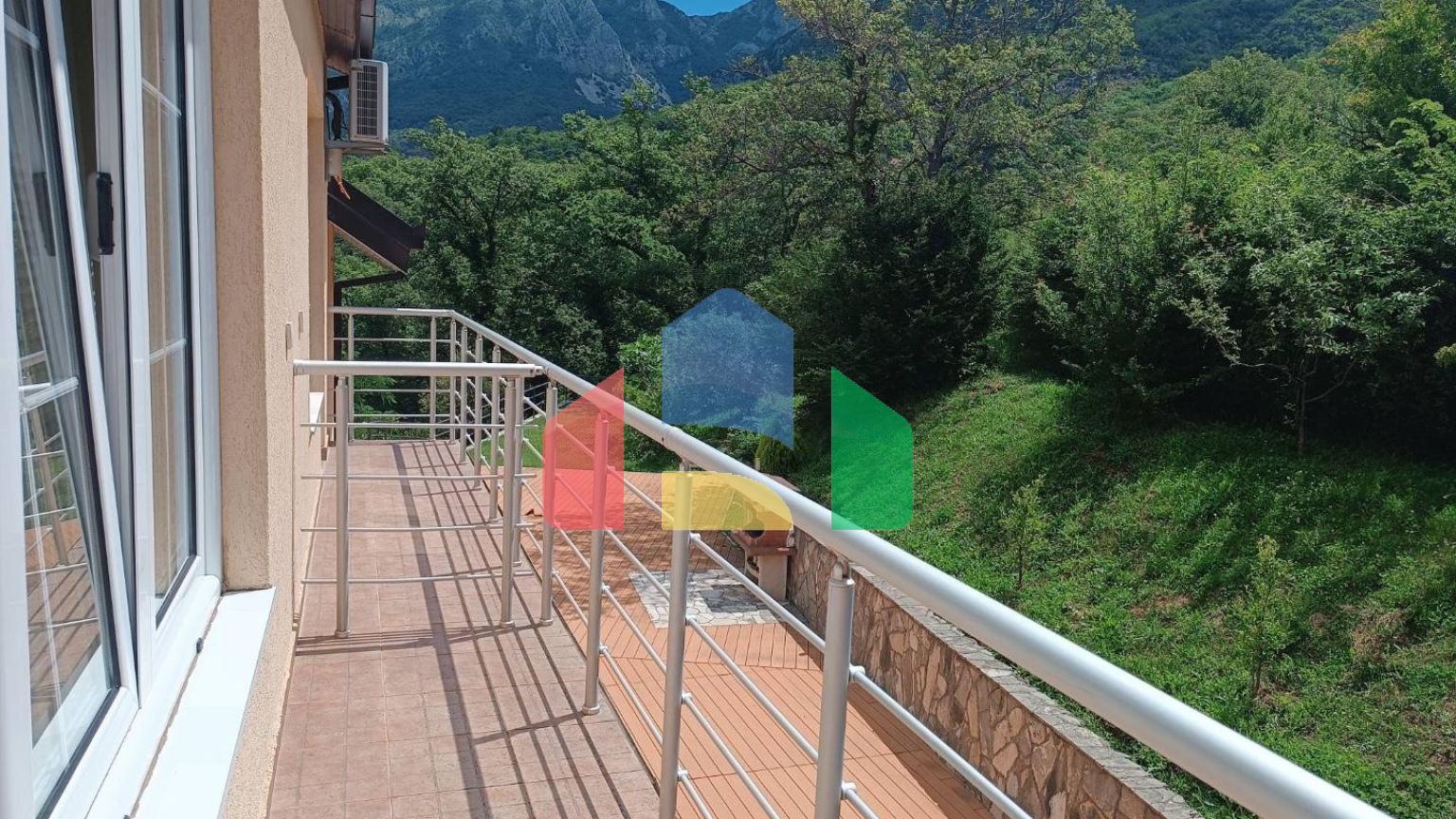 Таунхаус в комплексе с бассейном в живописном месте Зупцы в городе Бар.