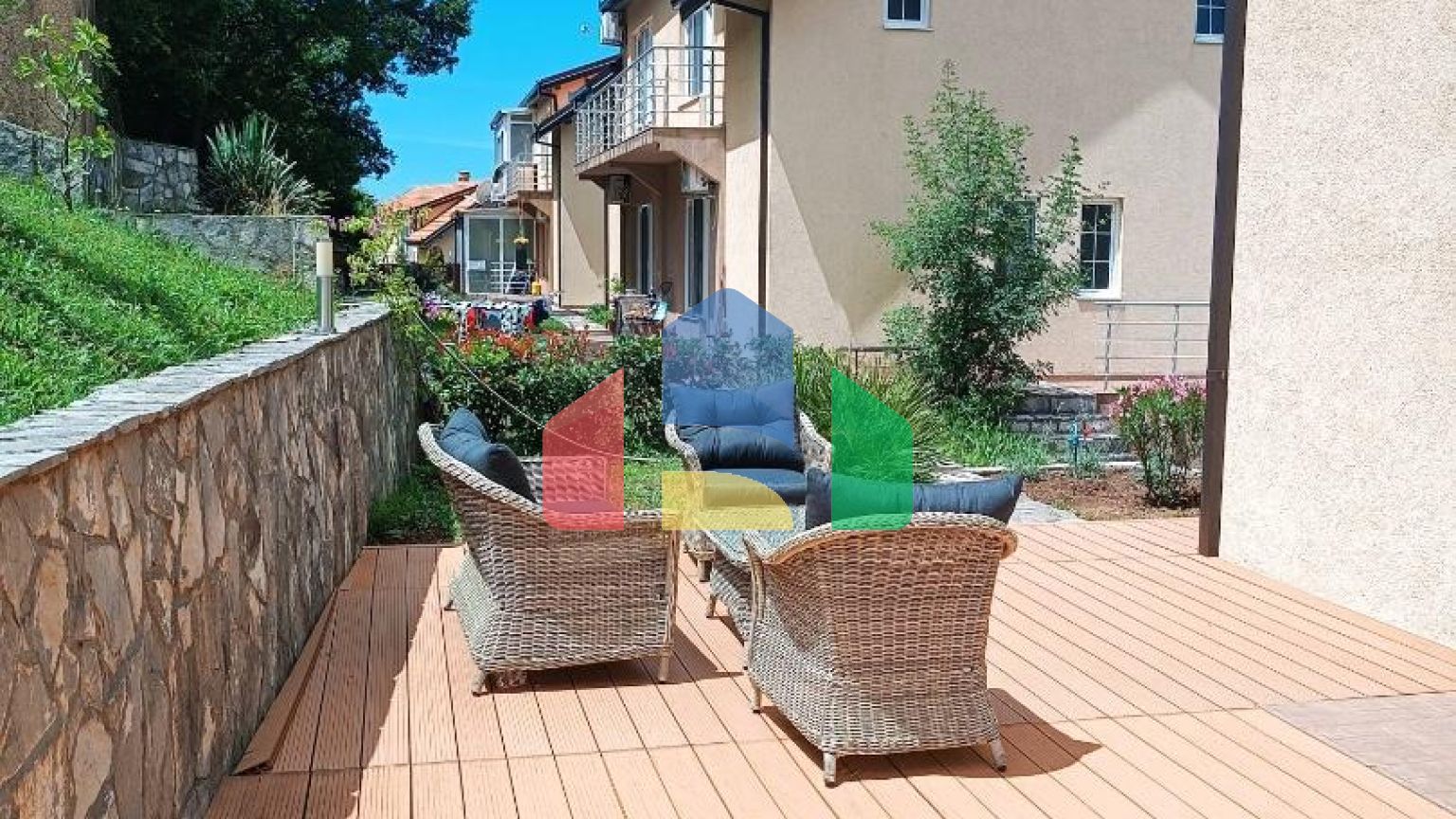 Таунхаус в комплексе с бассейном в живописном месте Зупцы в городе Бар.