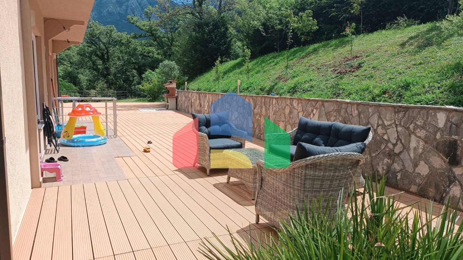 Таунхаус в комплексе с бассейном в живописном месте Зупцы в городе Бар.