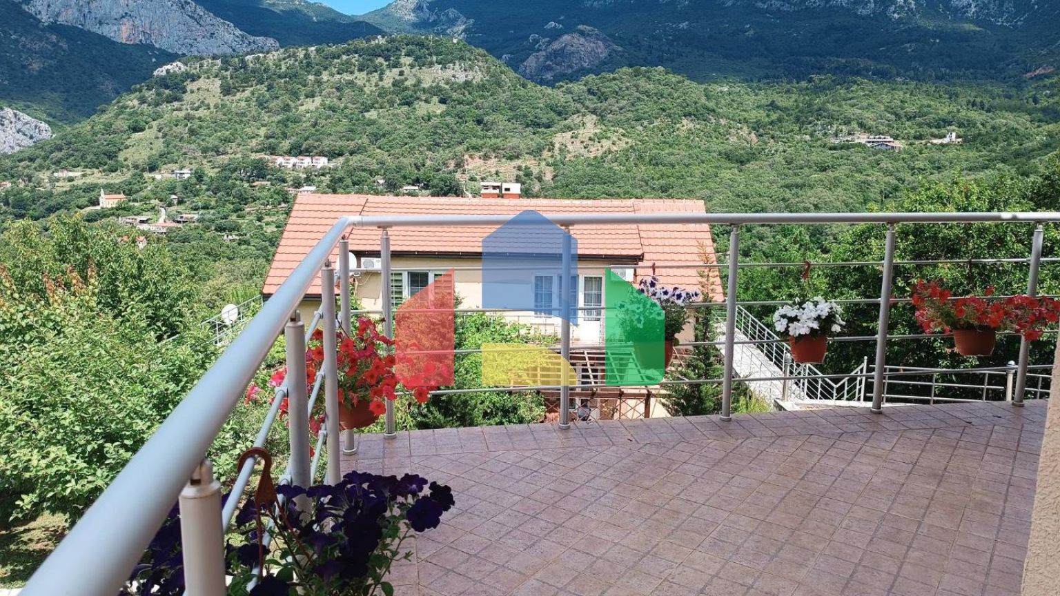 Таунхаус в комплексе с бассейном в живописном месте Зупцы в городе Бар.