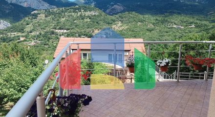 Таунхаус в комплексе с бассейном в живописном месте Зупцы в городе Бар.