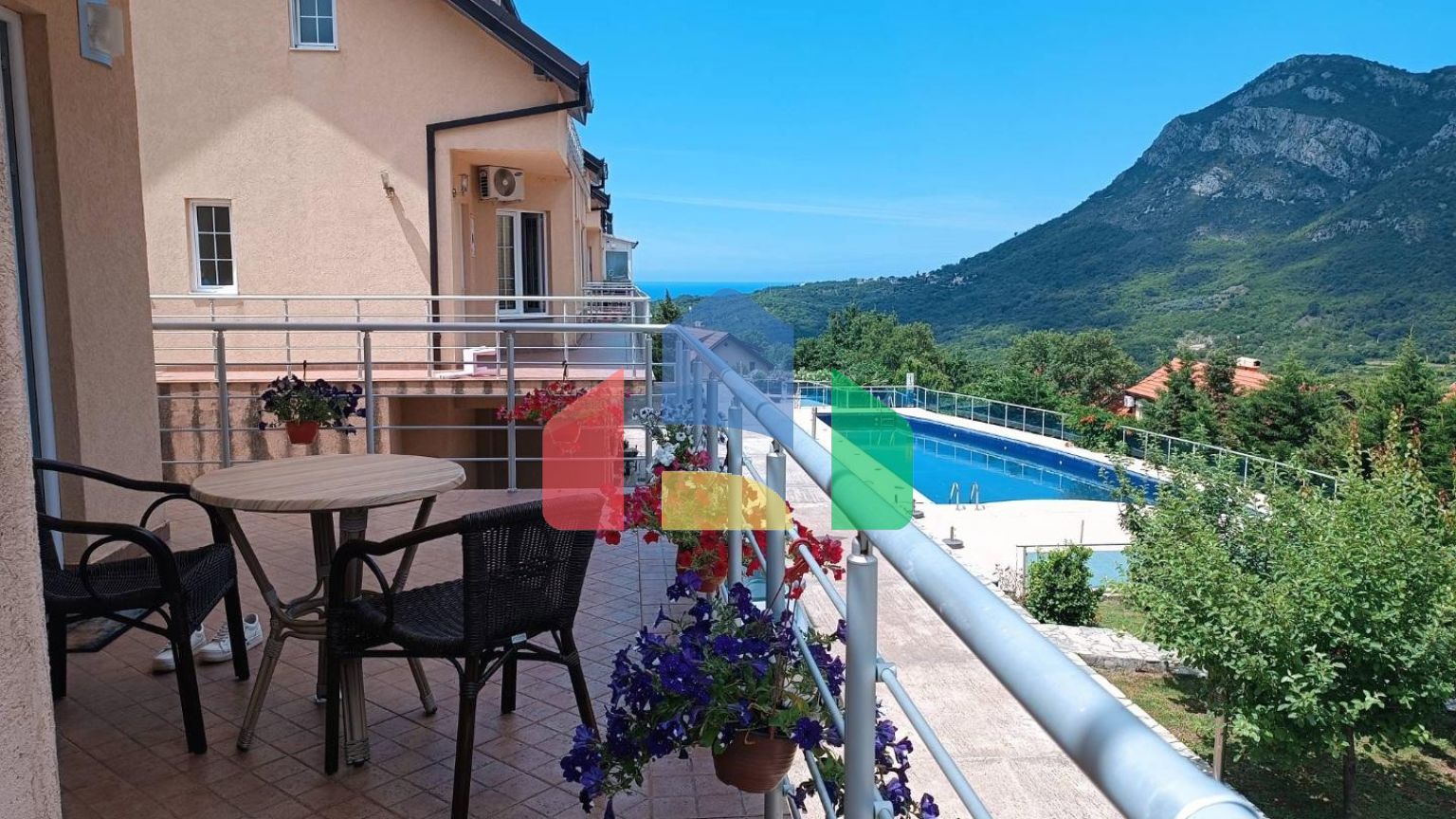 Таунхаус в комплексе с бассейном в живописном месте Зупцы в городе Бар.