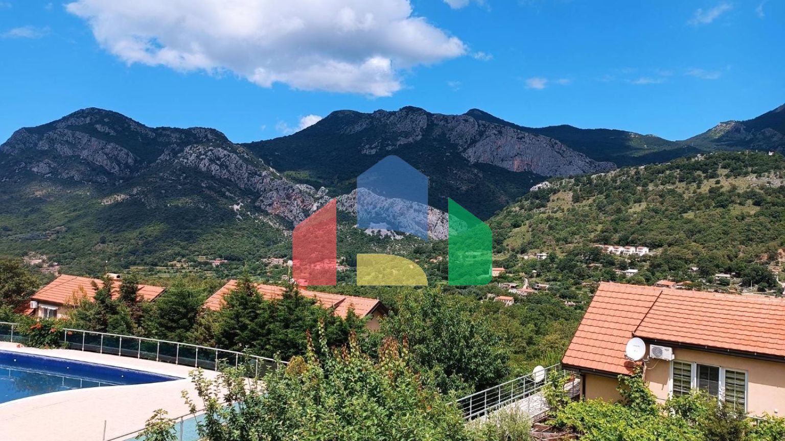 Таунхаус в комплексе с бассейном в живописном месте Зупцы в городе Бар.