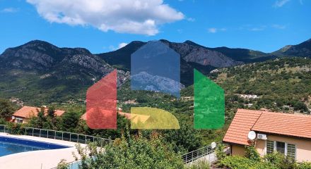 Таунхаус в комплексе с бассейном в живописном месте Зупцы в городе Бар.