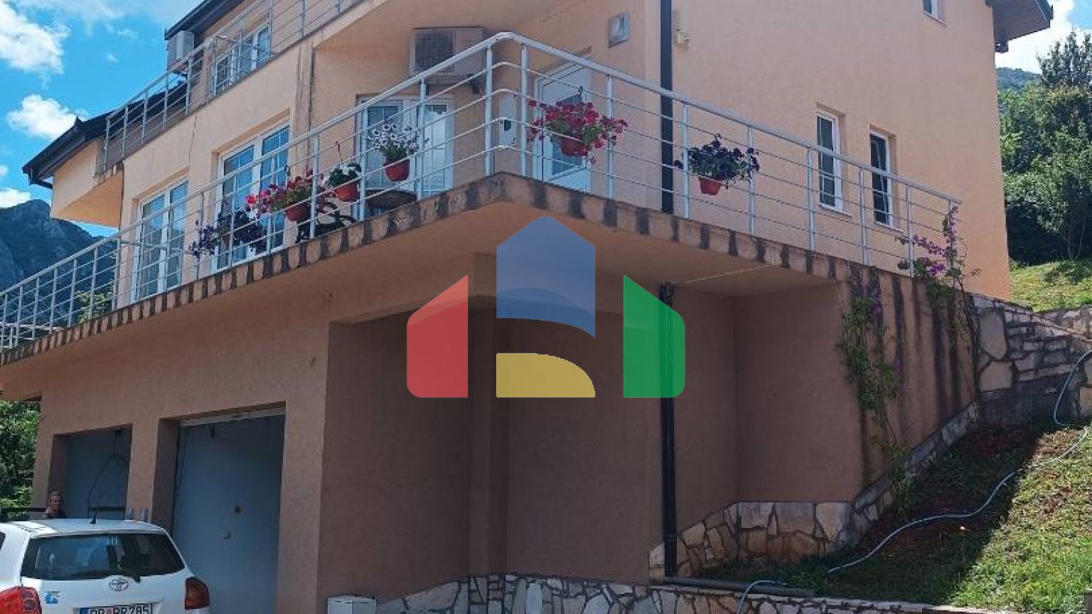 Таунхаус в комплексе с бассейном в живописном месте Зупцы в городе Бар.