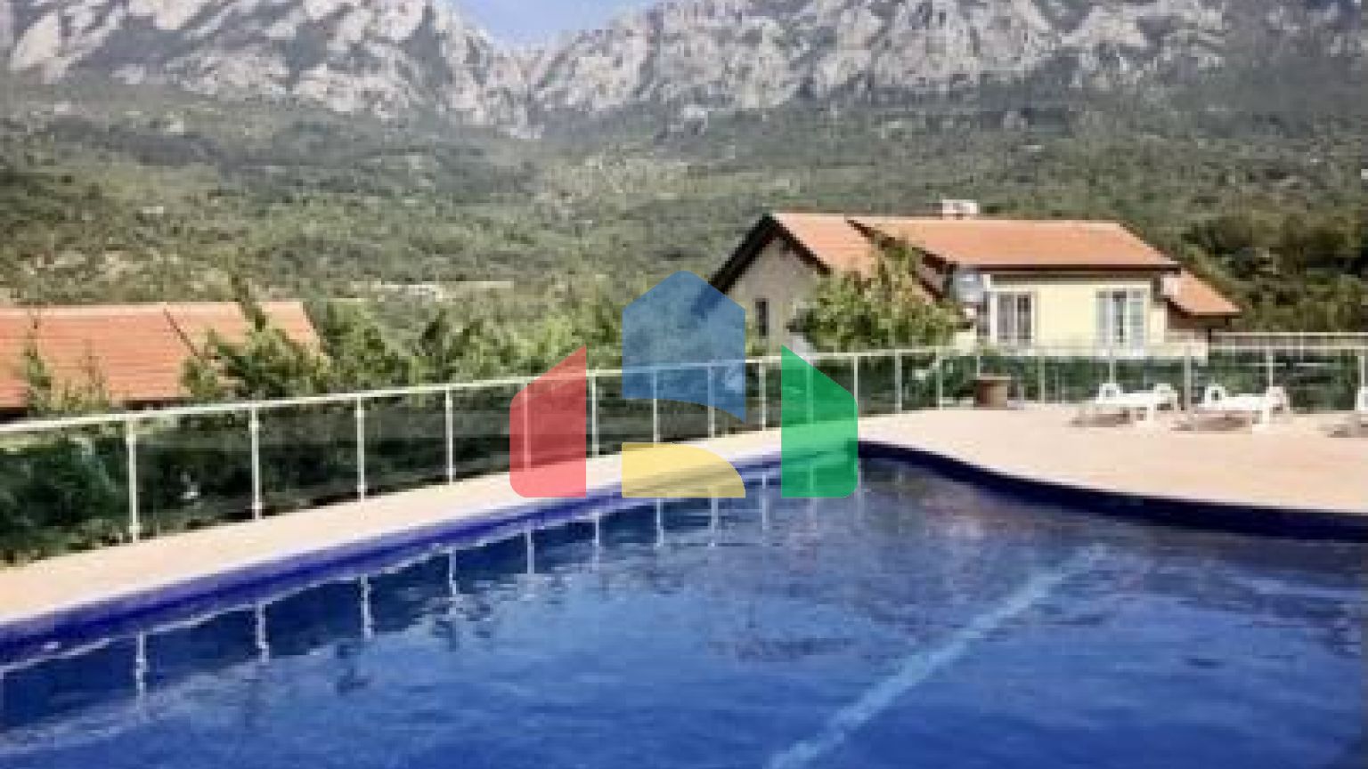 Таунхаус в комплексе с бассейном в живописном месте Зупцы в городе Бар.