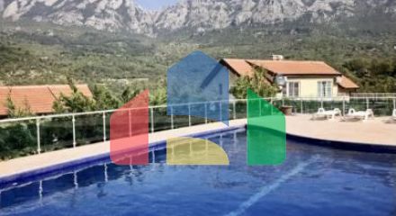 Таунхаус в комплексе с бассейном в живописном месте Зупцы в городе Бар.