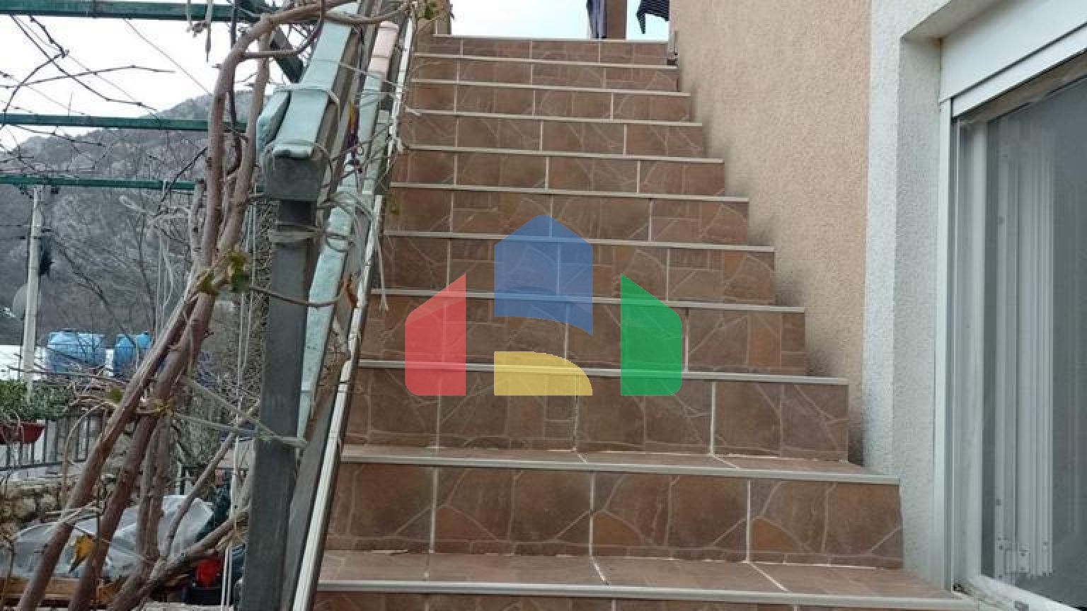 Дом с апартаментами в Шушани с видом на море