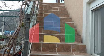 Дом с апартаментами в Шушани с видом на море