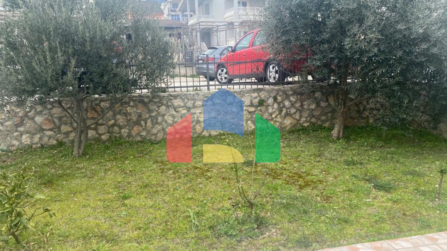 Дом с апартаментами в Шушани с видом на море