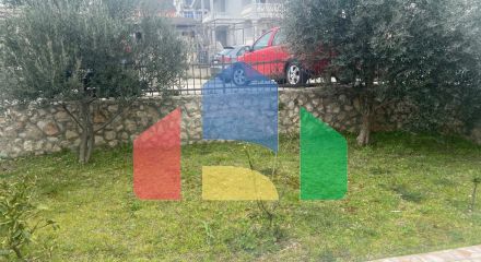 Дом с апартаментами в Шушани с видом на море