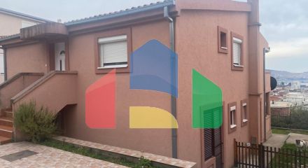 Дом с апартаментами в Шушани с видом на море