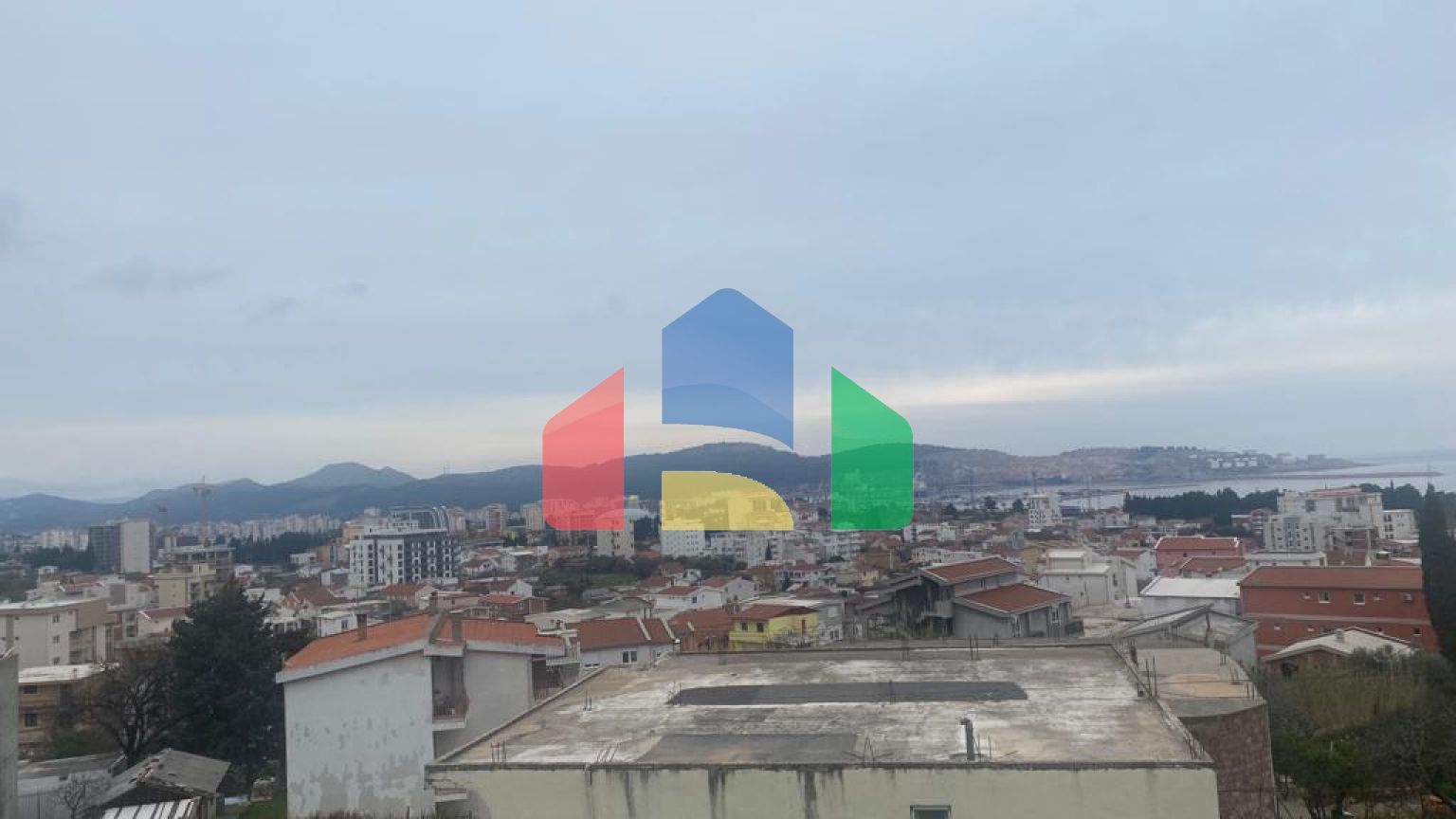 Дом с апартаментами в Шушани с видом на море